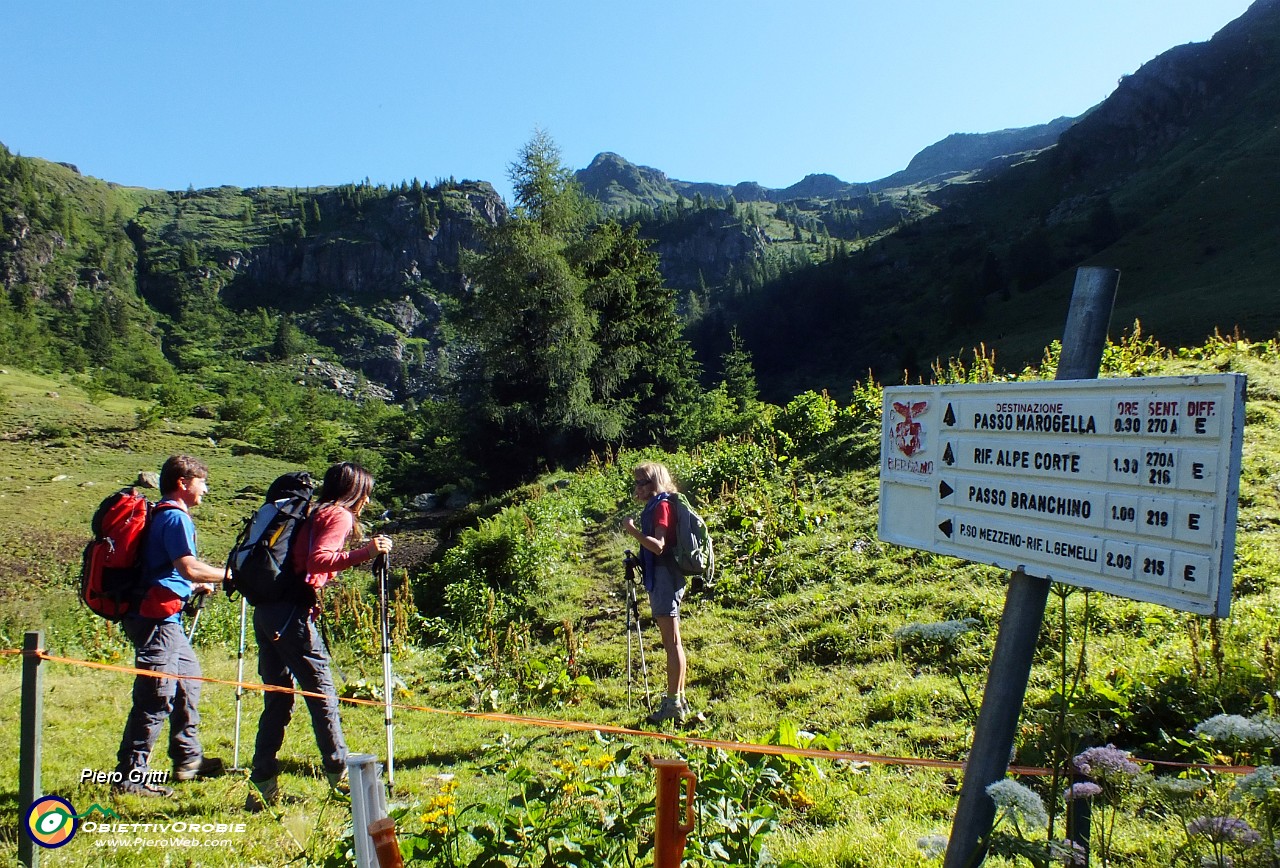 10 Prendiamo il sentiero 270A per il Passo di Marogella.JPG